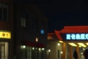 《午后的三次降雨》封面，街角小店屋檐下积水的倒影