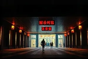 《粉色收音机》封面，木桌上老式收音机与散落的磁带